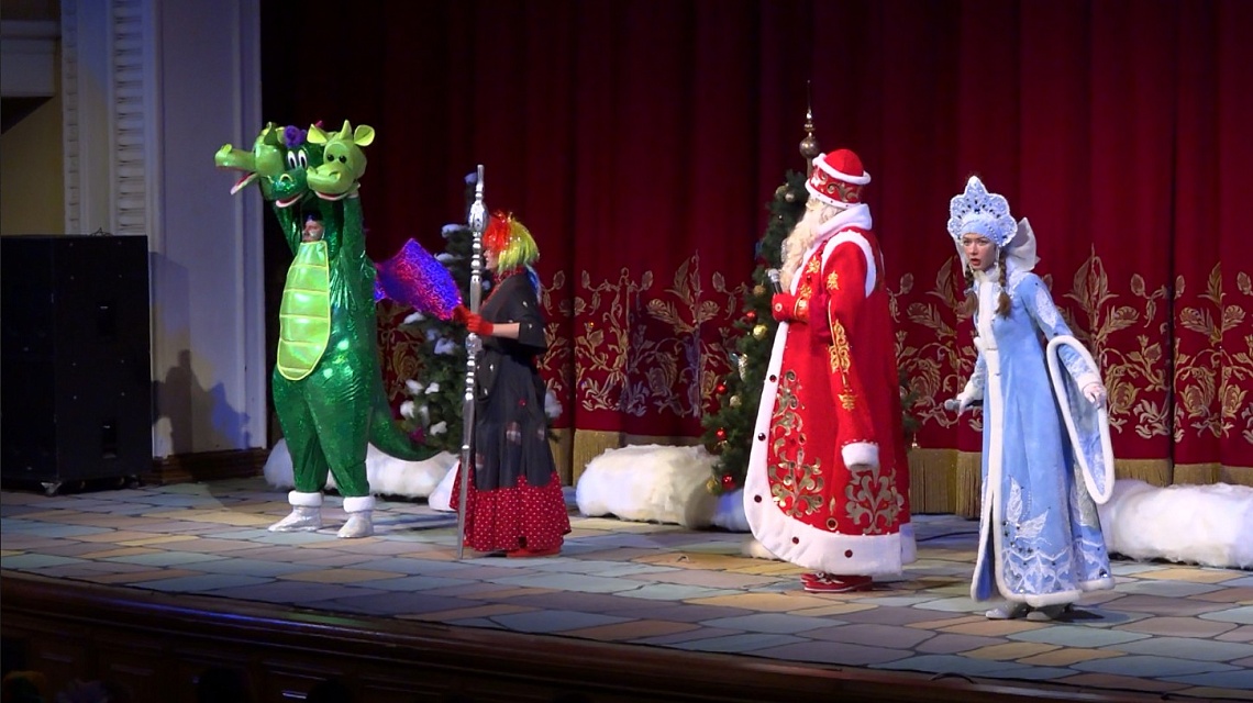 В пензенском драмтеатре состоялось новогоднее представление для детей из семей, находящихся в трудной жизненной ситуации